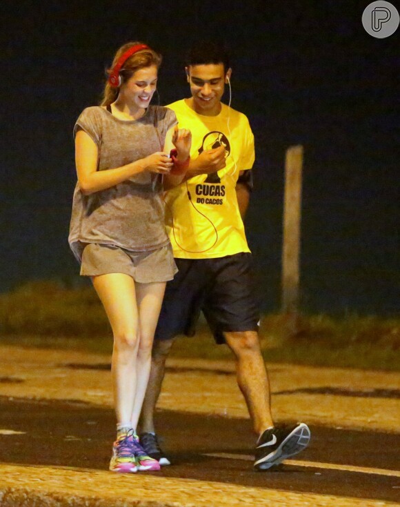 Sophia Abrahão e Sergio Malheiros também foram fotografados juntos após correrem na praia da Barra
