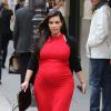 Kim Kardashian exibe barrigão de seis meses