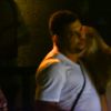 Ronaldo também ganhou carinho da namorada, Celina Locks. Modelo beijou o pescoço do ex-craque durante um show em São Paulo