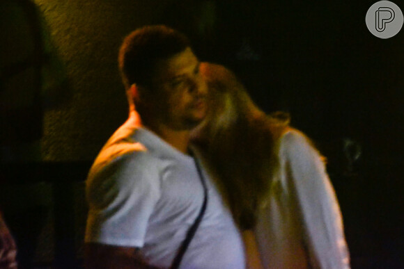 Ronaldo também ganhou carinho da namorada, Celina Locks. Modelo beijou o pescoço do ex-craque durante um show em São Paulo