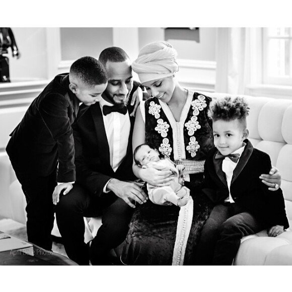 A cantora Alicia Keys usou o Instagram para apresentar o filho caçula, Genesis, na manhã de sábado, 28 de fevereiro de 2015