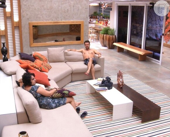 Mariza e Adrilles conversaram na sala da casa do 'Big Brother Brasil 15' sobre o romance entre Amanda e Fernando