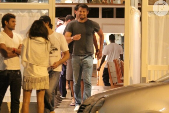 Cauã Reymond janta com amigos em restaurante do Rio