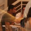 Cauã Reymond janta com amigos em restaurante do Rio em 29 de novembro de 2012