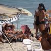 Roger Flores curte praia com nova companhia na Barra da Tijuca