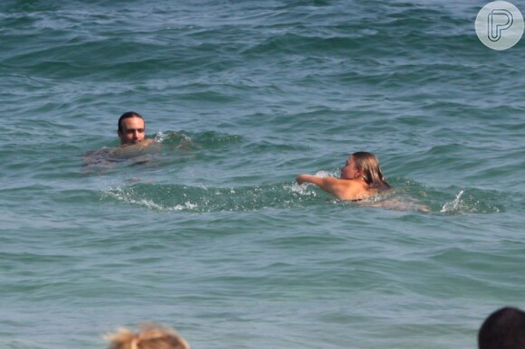 Roger Flores e Betina, que é modelo e ex-jogadora de vôlei, se divertiram no mar, longe dos olhares dos banhistas