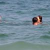 Roger e Betina são flagrados abraçados no mar