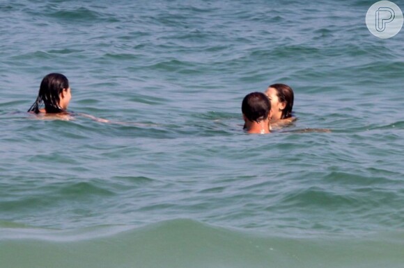 Roger e Betina são flagrados abraçados no mar