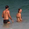 Roger Flores e Betina Schmidt curtem a tarde de sol na praia juntos