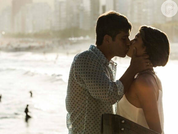 Murilo (Bruno Gagliasso) e Alice (Sophie Charlotte) se beijam, em cena da novela 'Babilônia'