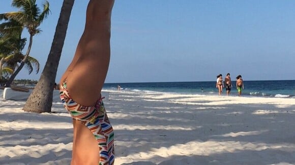 Giovanna Antonelli exibe boa forma de maiô ao fazer posição de yoga no México