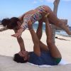 Giovanna Antonelli e Reynaldo Gianecchini se equilibram em foto no Instagram: 'Assim que acabar as filmagens vamos tentar uma vaga no Cirque du Soleil'