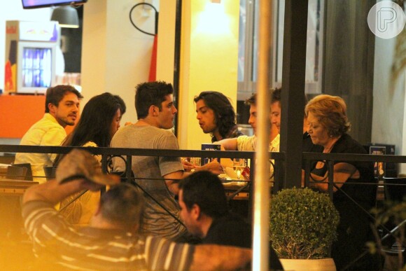 Bruno Gissoni janta com a namorada, Yanna Lavigne, os irmãos, Rodrigo e Felipe Simas, e a família, no Rio de Janeiro