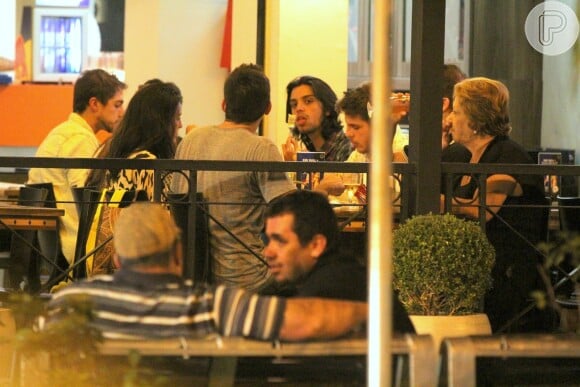Bruno Gissoni janta com família, no Rio de Janeiro