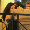 Yanna Lavigne percebe que está sendo fotograda ao abraçar o namorado, Bruno Gissoni