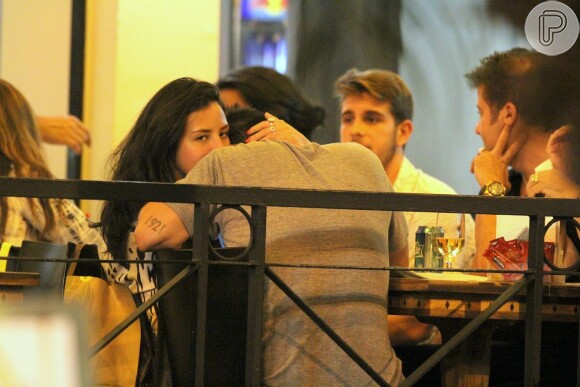 Yanna Lavigne percebe que está sendo fotograda ao abraçar o namorado, Bruno Gissoni