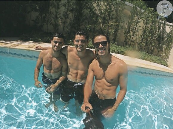 Felipe Simas, Bruno Gissoni e Rodrigo Simas exibem barrigas saradas em foto compartilhada no Instagram