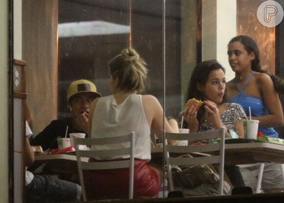 Bruna Marquezine e Neymar comem lanche de fast food