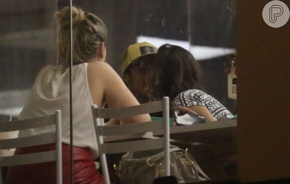 Bruna Marquezine e Neymar se beijam em lanchonete, em 6 de maio de 2013