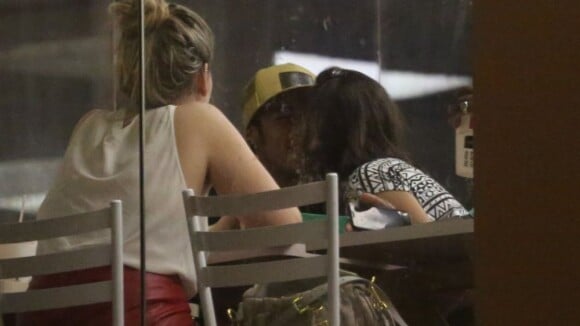 Bruna Marquezine e Neymar são flagrados aos beijos pela primeira vez