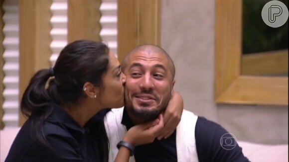 Amanda beija rosto de Fernando após saber de sua vitória na Prova do Líder