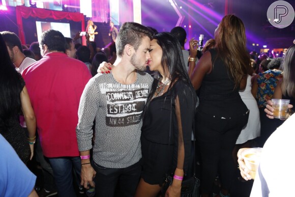 O casal do 'BBB15', Rafael e Talita, se beijou durante show de Ludmilla no Rio