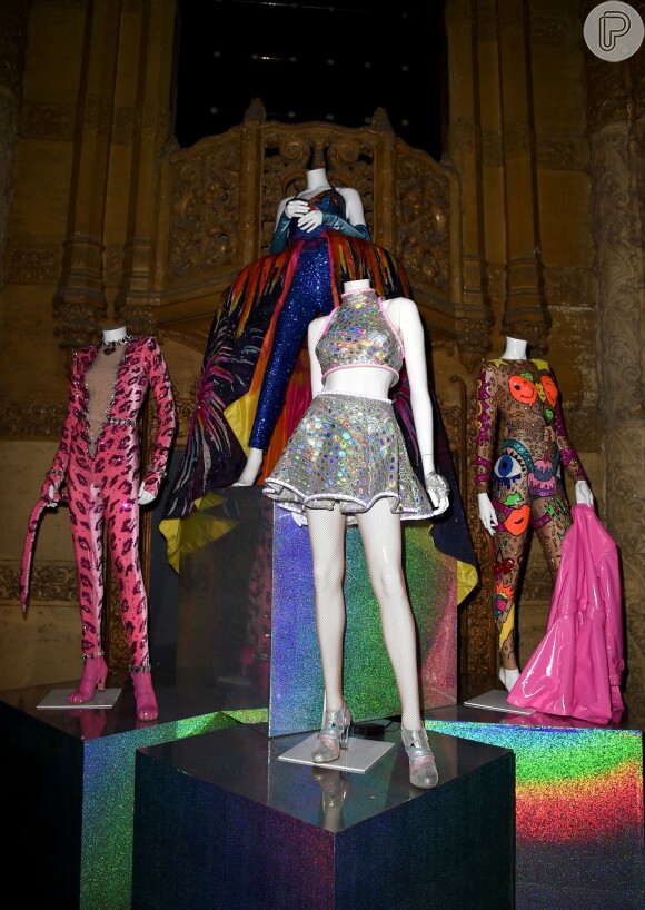 Figurinos usados por Katy Perry na 'Prismatic World Tour' foram exibidos no Ace Hotel Downton, em Los Angeles, nos Estados Unidos