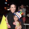 Katy Perry posa com fã usando look inspirado nos clipes 'Dark Horse' e 'Birthday'