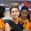 Fernanda Paes Leme já foi clicada sem maquiagem enquanto fazia compras em uma farmácia, no Rio