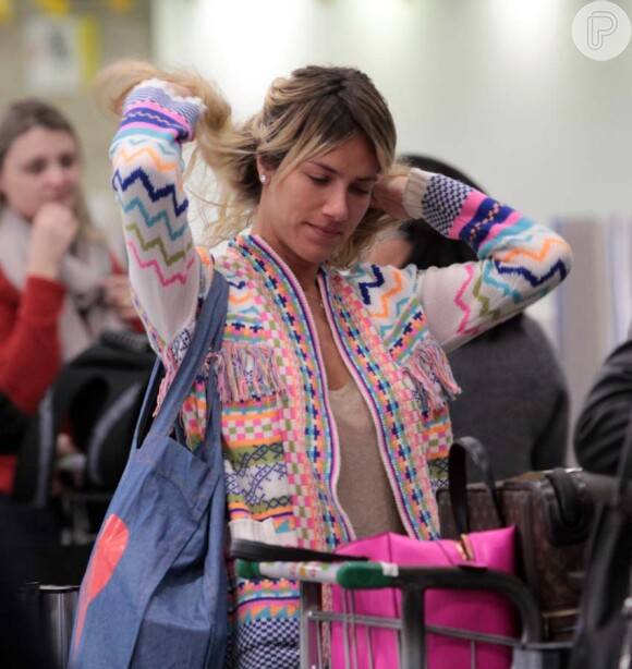 Em uma de suas viagens, Giovanna Ewbank foi fotografada no aeroporto sem maquiagem