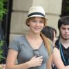 Jennifer Lawrence também não escapou de ser fotografada de 'cara lavada' caminhando pelas ruas de Paris, na França