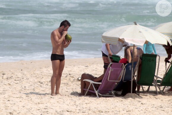 Rafael e Talita, do 'BBB15', tomam coco na praia, neste domingo, 29 de março de 2015