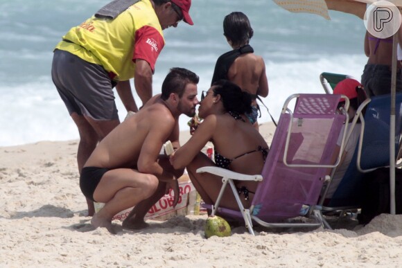 Rafael e Talita, do 'BBB15', vão à praia, na Barra da Tijuca, Zona Oeste do Rio de Janeiro, neste domingo, 29 de março de 2015