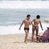 Rafael e Talita, do 'BBB15', curtem praia na Barra da Tijuca, Zona Oeste do Rio de Janeiro, neste domingo, 29 de março de 2015