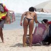 Rafael e Talita, do 'BBB15', curtem praia na Barra da Tijuca, Zona Oeste do Rio de Janeiro, neste domingo, 29 de março de 2015