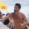 Rafael, do 'BBB15', joga frescobol com a namorada Talita na praia