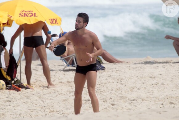 Rafael, do 'BBB15', joga frescobol com a namorada Talita na praia