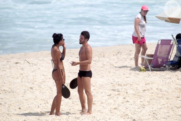 Rafael e Talita, do 'BBB15', conversam em clima de romance na praia, no Rio de Janeiro