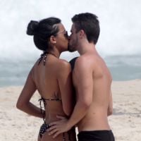 Rafael e Talita, do 'BBB15', exibem boa forma e trocam beijos na praia