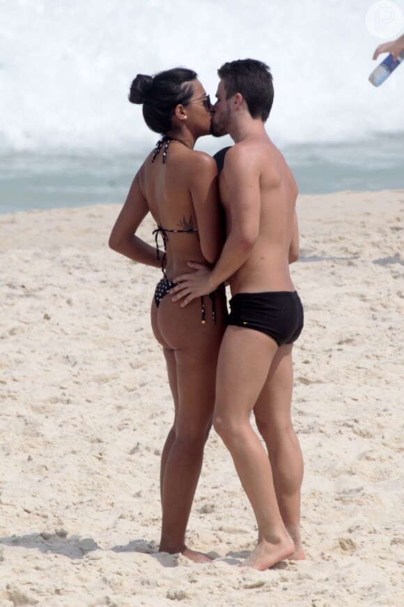 Rafael e Talita, do 'BBB15', trocam beijos na praia da Barra da Tijuca, Zona Oeste do Rio de Janeiro, neste domingo, 29 de março de 2015