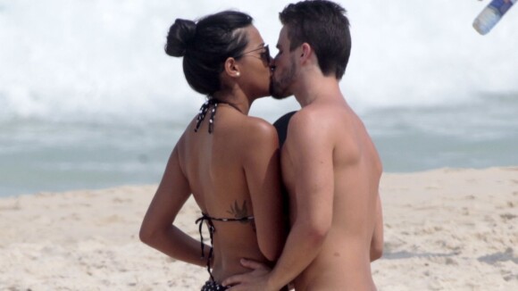 Rafael e Talita, do 'BBB15', exibem boa forma e trocam beijos na praia