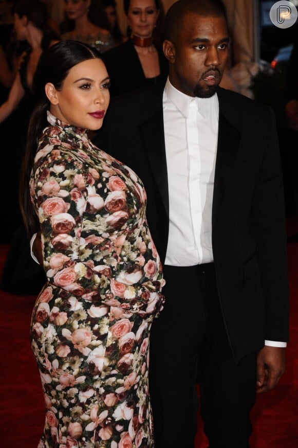 Kim Kardashian e Kanye West posam para foto no Met Gala 2013