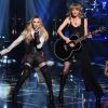 Madonna faz performance da música 'Ghosttown' com Taylor Swift no iHeart Radio Music Awards 2015