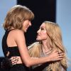Taylor Swift recebe prêmio das mãos de Madonna