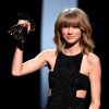 Taylor Swift vence três categorias no iHeart Radio Music Awards 2015