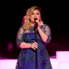 Kelly Clarkson canta 'Heartbeat Song' no iHeart Radio Music Awards 2015