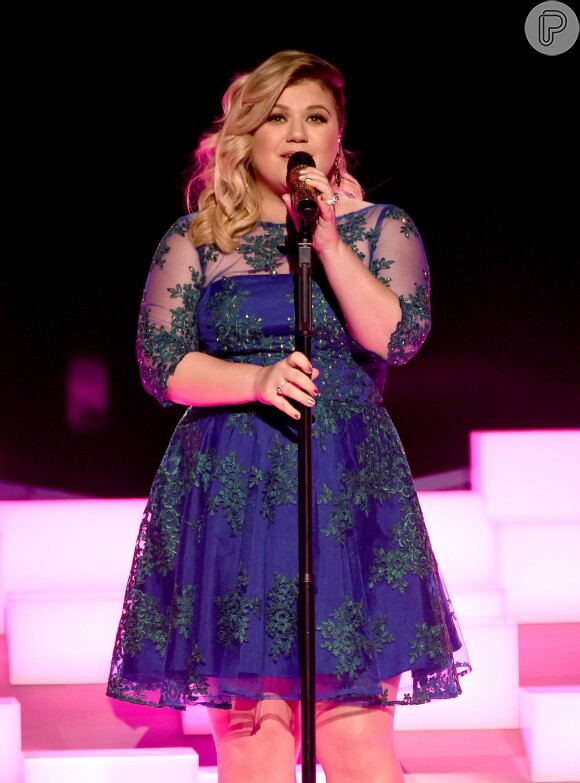 Kelly Clarkson canta 'Heartbeat Song' no iHeart Radio Music Awards 2015