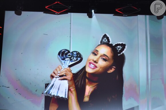 Ariana Grande agradece através de vídeo o prêmio de Melhor Colaboração por 'Bang Bang'. Canção conta com ele, Jessie J e Nicki Minaj