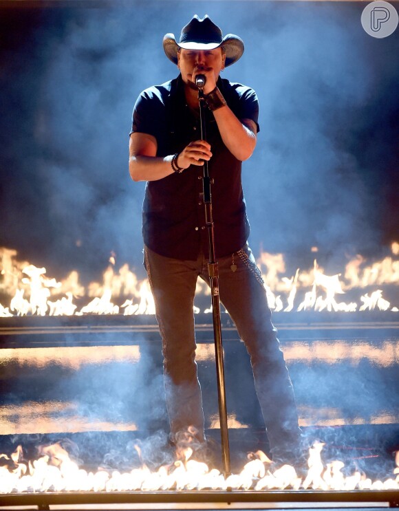 Jason Aldean faz performance no iHeart Radio Music Awards 2015