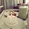 Angélica postou a foto do bolinho de aniversário que ganhou no café da manhã